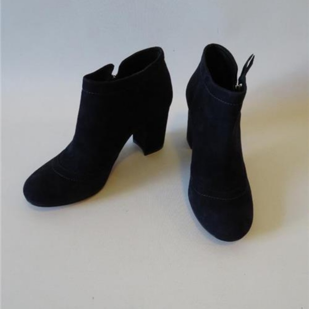 NWOT VINCE CAMUTO SIGNATURE BLUE SUEDE BOOTS 7